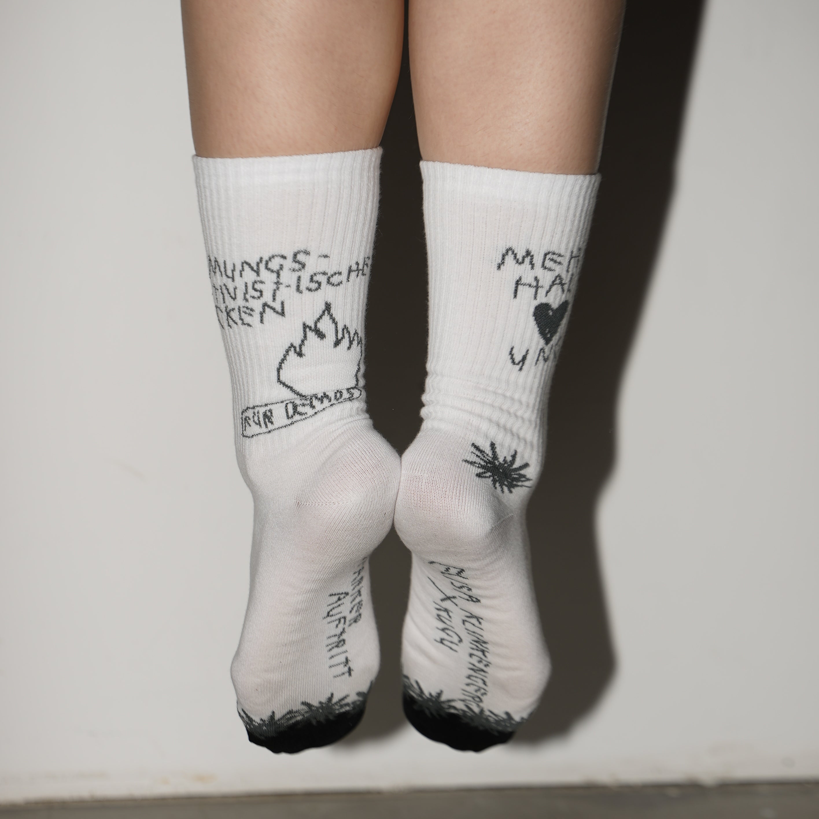 „Mehr Haltung“ Socken Elisa Klinkenberg x KUGU