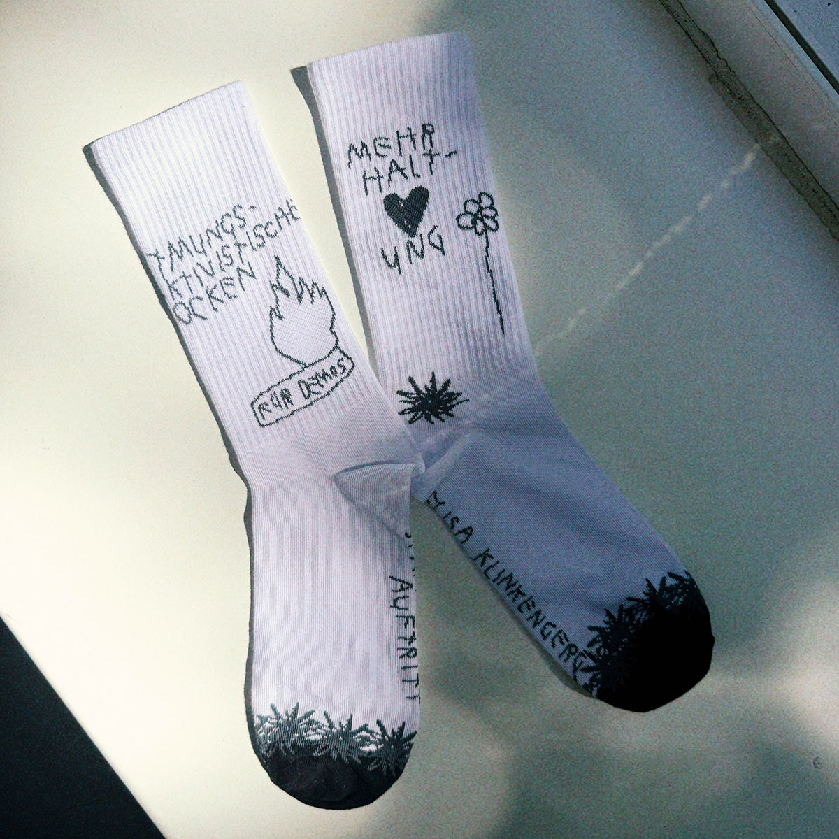„Mehr Haltung“ Socken Elisa Klinkenberg x KUGU